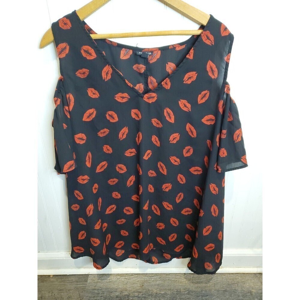 Torrid Blouse Womens 2X Black Red Lips Kisses Cold Shoulder Flutter V Neck Flowy